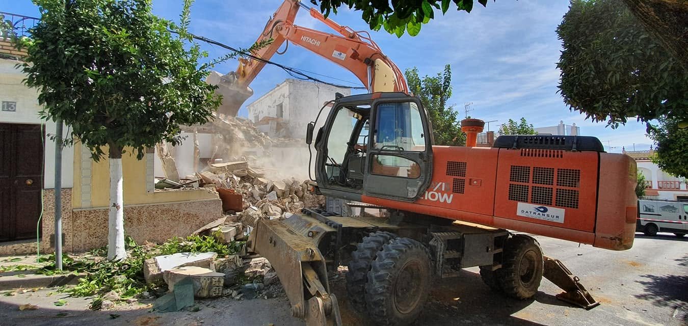 Demolición de vivienda con excavadora